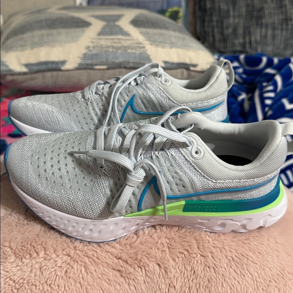 NWOB Nike White and Blue Athletic Sneakers - Men’s 7.5